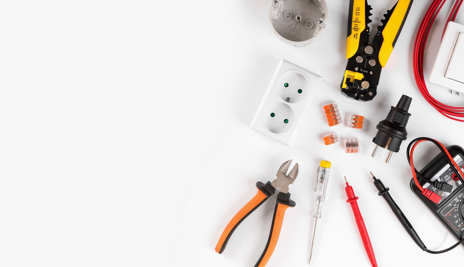Elektrische Werkzeuge und Zubehör auf einer weißen Oberfläche angeordnet.